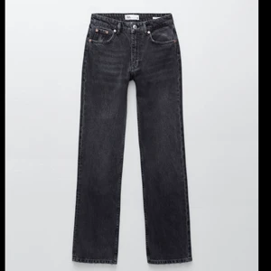 Zara mid waist straight jeans - Superfina slutsålda jeans från Zara i stl 36! Midwaist i urtvättad svart färg. Helt oanvända! Kan mötas upp i Uppsala. Frakt står köparen för💕💕