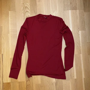 en vinröd tröja, storlek XS - En vinröd tröja med en tajt krage. Använd 1 gång för ca 2/3 år sen. Tajt och tunn tröja.