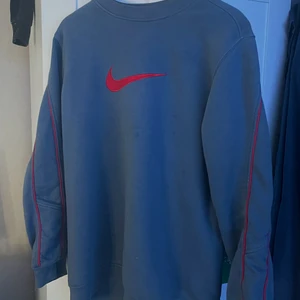 Nike sweatshirt💕 - Jag säljer nu min så snygga Nike sweatshirt som jag köpte i Malmö på Humana för 400kr😍. Den är så skön och mysig och har inga större defekter. Den är i bra kvalitet och jag har knappt använt den.☺️