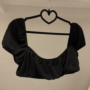 topp - en söt liten topp som passar till allt, säljer pågrund av att den tyvärr är för liten, skulle säga att den passar allt mellan xs-M beroende på byst storlek 💞 50kr