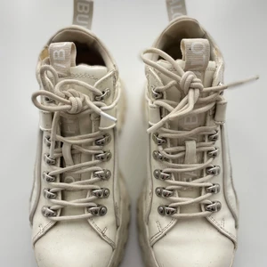 Buffalo platform sneaker  - Vita buffalo sneakers med snörning. Använda några gånger. Går att tvätta 🤎