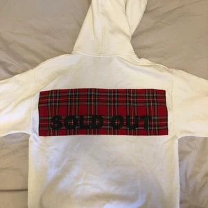 Hoodie  - Vit oversized hoodie från reclaimed vintage. Köpt på asos för något år sedan. Säljer för att jag aldrig använder och den är i väldigt bra skick! 