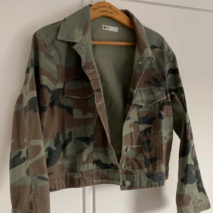 Grön militärjacka - Fin militärjacka från ginatricot i storlek L. Passar M oxå. 