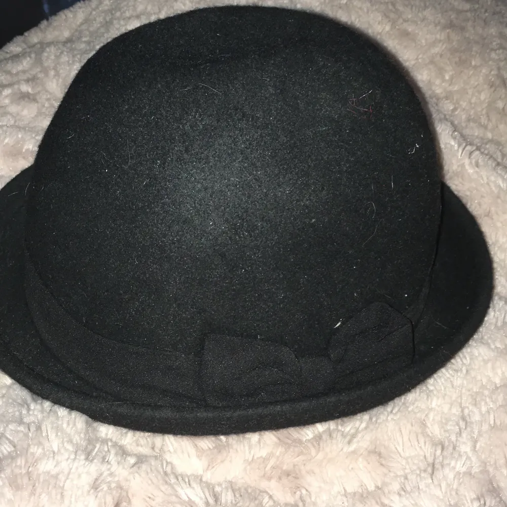 Söt svart hatt med rosett. Strl 134/152 från H&M. Övrigt.