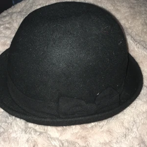 Hatt - Söt svart hatt med rosett. Strl 134/152 från H&M