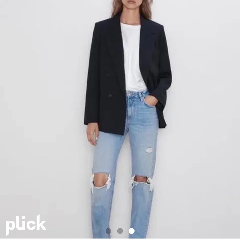 Säljer dessa snygga trendiga zara jeans. Skriv privat för fler bilder. Jeans & Byxor.