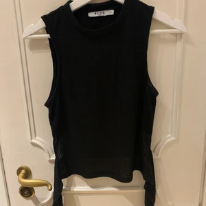 NAKD Topp storlek M - Nästan hel oanvänd topp från NAKD med öppen rygg. Jättefin men kommer inte till användning