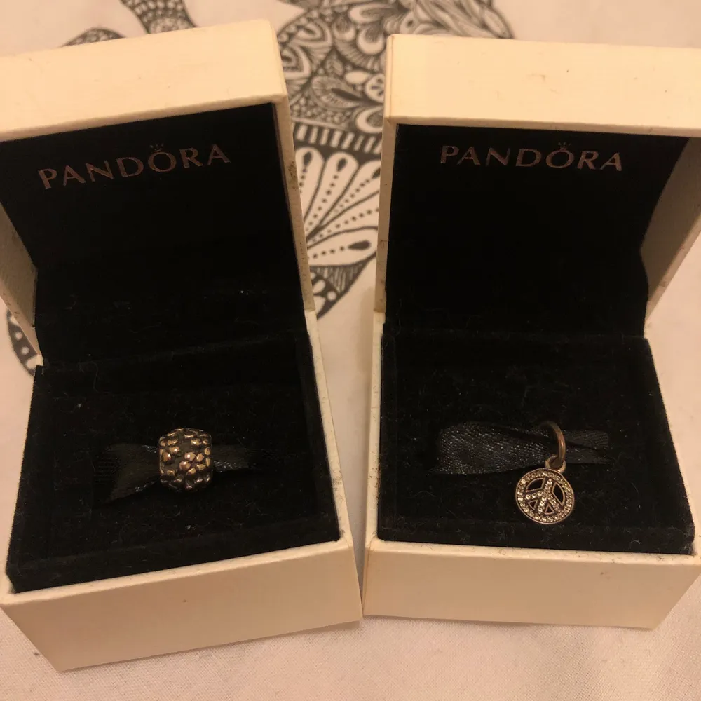 Pandora charms in excellent condition/new comes in original box and bag.. colour silver s925ale/green  prices are from £20 each . Accessoarer.