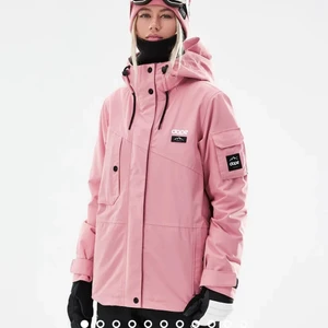 Dope Skidjacka Adept W - Detta är en skidjacka i st xs, använd säsongen 2020 i endast 6 dagar. Den är som i helt nytt skick. Den har snölås, djupa fickor. Stor luva som man kan ha ovanpå hjälmen. Jag är 160 cm lång. Om ni vill andra bilder på jackan skriv privat. 