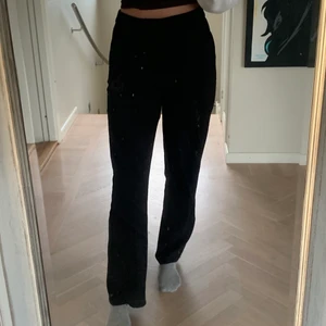 Svarta kostymbyxor!! - Jag säljer dessa för att de ej kommer till användning längre! Köpta för 2 månader sen ungefär💘