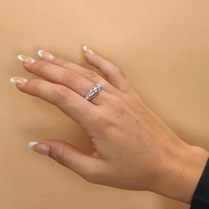 Crossiant ring - Superfin och trendig Crossiant ring. Den är i rostfri stål då den tappar ej färg. finns i storlek 6-8 hör av dig om du är osäker på storleken🥰