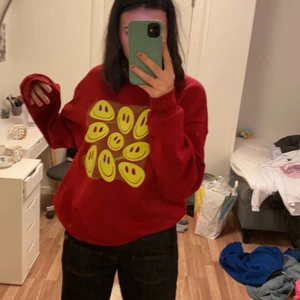 röd tröja med tryck - tröja jag köpte på plick för länge sen. Märket är SHEIN!! Aldrig använt för den är så stor.