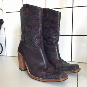 Cowboy boots - Super snygga lika boots som inte kommer till så mycket användning, köpte av en tjej här på plick för ett tag sen men jag insåg att jag använder dem för sällan för att ett par sååå snygga skor ska stå och ta plats när säkert dem vill hitta hem till någon annan. (Bilder från hon som sålde dem till mig så jag inte hade bra ljus nu)  men kan skicka mer bilder priv om det önskas💕 