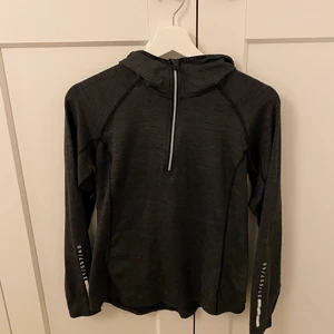 Träningströja  - Mörkgrå träningströja från H&M i storlek S. I fint skick. Samfraktar ☺️