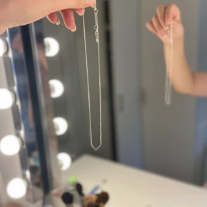 Silvrigt Halsband  - Superfint silvrigt halsband. Säljer pga använder ej silver. Använt endast nån enstaka gång. 