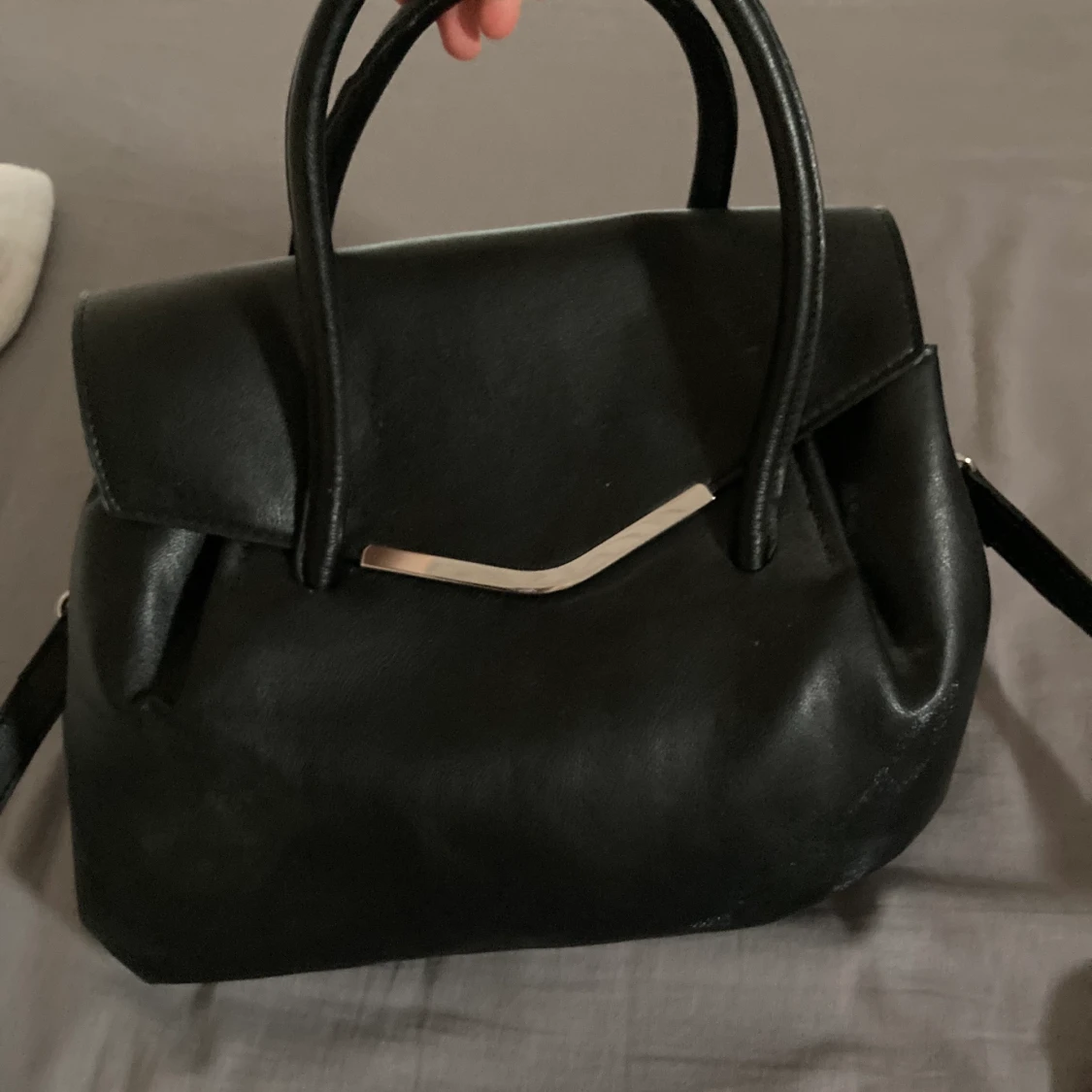 En svart handväska