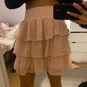 Volang kjol - Rosa Volangkjol köpt på Lindex barnavdelning ca ett år sen, använd 3 gånger💕 Storlek 170 jag är 167cm och har vanliga fall xs-s i kjolar💕 köparen står för frakten 