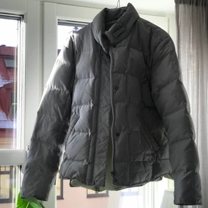 Jacka - Jacka inköpt på humana. Fin grå/lila färg. Ganska sliten, men okej skick ändå. 