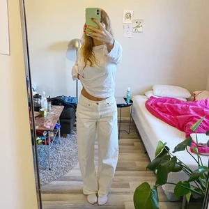 Vita Rail mid straight jeans  - Superfina jeans men cool fit från weekday, använda en gång. Nyskick! Köparen står för frakt 💕🌸