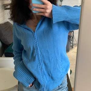 Stickad blå zip up hoodie köpt second hand🤍Från märket Joy, storlek l men jag på bilderna är en s. Använd 1 gång av mig, 4/5 skick! Skriv privat vid frågor eller fler bilder💓BUDGIVNING PRIVAT! Budet ligger på 160 kr + frakt❤️Avslutas på söndag