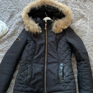 Jacka  - Säljer min jacka från attentif med äkta päls , köpt för runt 3000 men säljer för 400 för att behöver få bort den 😊🙂  vid snabb affär så sänker jag priset. Storlek S