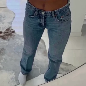 Zara jeans - Säljer dessa populära jeans från zara i storlek 36! De är midrise så alltså lågmidjade! Super snygga och knappt använda 💙💙SLUTSÅLDA på zara