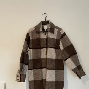 Trendig jacka  - Jacka från H&M som är använd väldigt sparsamt! 