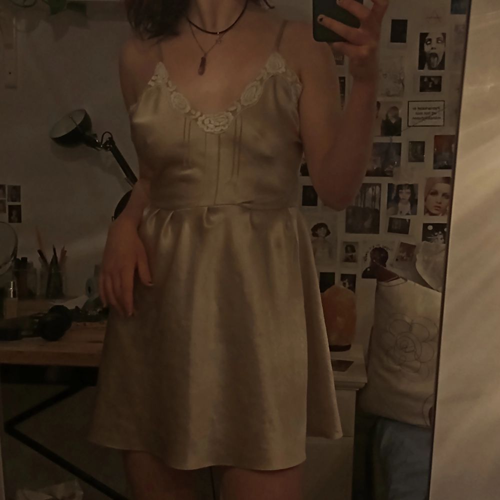 Jättefin klänning i silke (alltså ingen stretch). Passar perfekt för mig som har storlek 38(M-S) ganska kort på mig som är 175cm.. Klänningar.