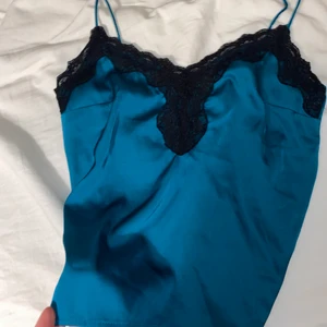 Linne - Satin linne med svart spets. As snyggt linne älskar det men får tyvärr inte användning för det! Bra skick! 