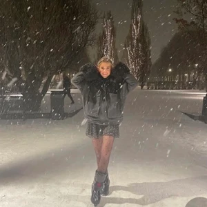 Jacka med päls - Säljer denna trendiga jacka med avtagbara pälsärmar och pälskrage samt en avtagbar päls inuti jackan💗