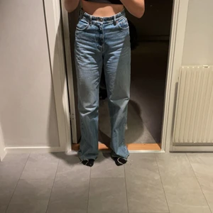 Snygga blåa zara jeans  -  Använda fåtal gånger och är högmidjade, säljer pga att de är förstora, köparen står för frakten✨