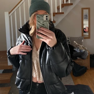Skinnjacka puffer - Snygg vinterjacka i jättebra skick, storlek m passar flera storlekar 