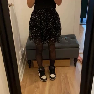 Fin volang kjol - (Lånad första bild) Detta är en superfin volangkjol från hm som sitter super skönt! Den är använd ett fåtal gånger och är i nyskick💕säljs pga att den är lite stor i midjan annars inga problem