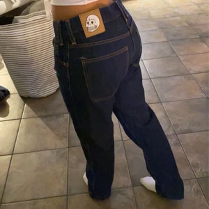 Low waist jeans - Säljer mina lågmidjade jeans från Cheap Monday med sömar i orange❤️‍🔥🤍Runt midjan på byxorna är måttet: 87cm, och innebenslängden är 77cm. Mina favorit jeans men slutat använda pågrund av att det blivit stora, säljer endast vid bra bud🤍🖤Köparen står för frakt❣️Skickar gärna fler bilder om önskas!