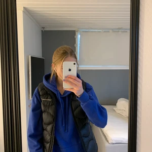 Mörkblå hoodi - Mörkblå hoodi i en snygg blå färg.                                     Säljer pågrund av att det är för stort.                            Köparen står för frakten.💕