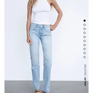 Zara mid Rise straight jeans  - Ett par superfina ljusblå jeans från zara som är mid Rise men blir low rise om man tar i en större storlek ❤️ De är i storlek 36 och skulle vilja byta med några likadana i storlek 38 eftersom de i 36 är lite små för mig❤️ är 161 cm och de är långa på mig men lite tajta ❤️❤️ möts i Stockholm var som 