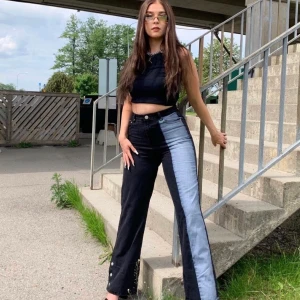 Jeans helsvarta med detaljrand, M - Jeans med detaljrand i storlek M, bra skick och sitter väldigt smickrande på 🥰