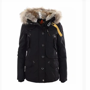 Parajumpers jacka - Parajumpers jacka i modellen Doris. Är i storlek XXS men kan passa en XS. Använd 1 vinter men skicket är bra. Köpt från johnells,  Nypris 9299. Priset kan diskuteras.