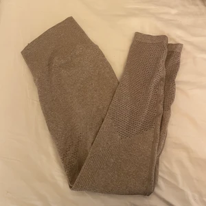 Aimn tights - Beiga aimn tighta storlek L. Använda typ 2 ggr bara för jag har för många tighta. Frakt tillkommer 