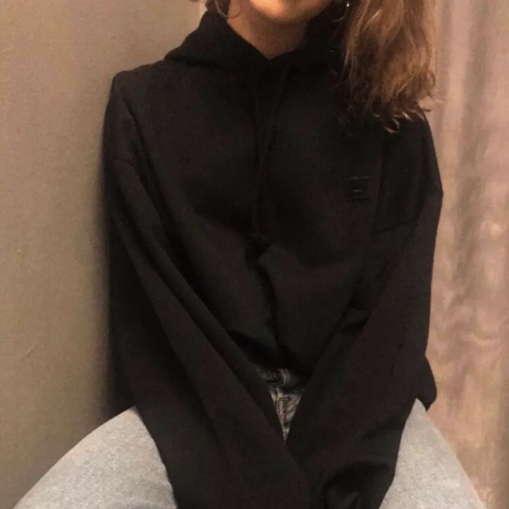 Svart hoodie från Acne i fint skick! Storlek XS men den är väldigt oversized så nästan en M. Har lite charmiga slitningar i tröjärmen, men det är inget som syns mycket (kan skicka bild) 💖 säljer vid bra bud :). Hoodies.