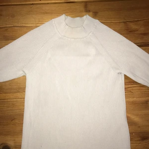 Shirt - Vit T-shirt som sitter jätte fint men man kan ej se så bra på bilden 