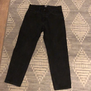 Carrharrt jeans - Använde de ett par gånger men tyckte inte om passformen så mycket så byxorna är väldigt fräscha och i bra skick. Köpt för 899