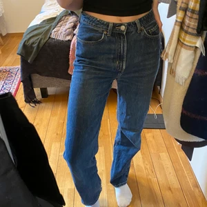 Weekday Jeans - Jeans köpta från weekday i storlek 27/32