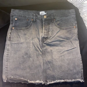 Grå jeanskjol - Grå jeanskjol från Lager157. Stretchigt material! Avklippt modell. Storlek XL. Använt men gott skick.