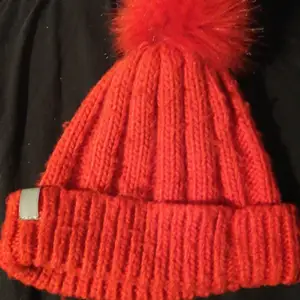 En röd mössa den är jätte skön att ha på sig och den den e väldigt varm att ha på sig så använd den på vintern, den passar på alla!!!! 