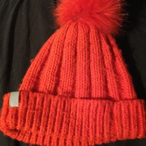 Mössa - En röd mössa den är jätte skön att ha på sig och den den e väldigt varm att ha på sig så använd den på vintern, den passar på alla!!!! 