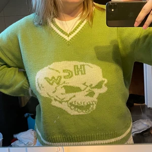 Grön tjocktröja  - Färgen på andra bilden är lite off av någon anledning men skulle säga att färgen är som den är på första bilden. Den är sparsamt använd och super skön. Den sitter som en L eller XL men passar nog vilken storlek som.