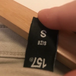 Jeans från lager 157 - Beiga jeans från lager 157, storlek S. Jeansen sitter bra på. Går ut lite i benen, modell Lane. Har du ganska korta ben eller är runt 160 passar dessa perfekt ❤️ säljer för 90+ frakt, köpta för 300kr ❤️