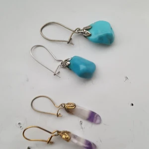 2par sötta örhengen  - 2par sötta örhengen fint. 100kr plus frak 15kr frakt. Helt och fint så klart 