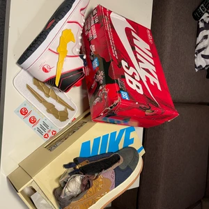 Skor  - Hej  Säljer nya, superfina  Travis scott och Nike Unicorn Gundam, allting ligger nerpackade i kartonger  Storlek Eu :  Travis scott - 37, 38 och 39  Nike Unicorn Gundam: 41, 42 och 43   Skriv för mera info och bilder.  Kan postas vid postnord spårbart efter Swish betalning  Kan hämtas och mötas upp enligt ök  Priset  kan diskuteras med endast seriösa köpare.  Kan returneras om man är inte nöjd med produkten och produkten ska vara hel och fin köparen står för frakt.
